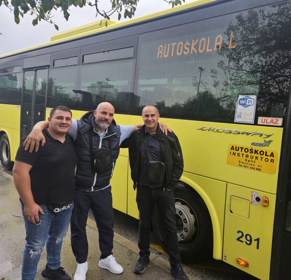 Polaznici i instruktori ispred autobusa za D kategoriju u Splitu
