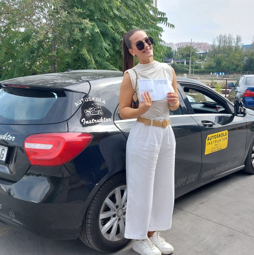 Kandidatkinja s potvrdom o položenom ispitu u Splitu