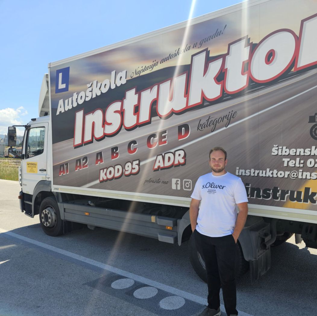 Instruktor ispred školskog kamiona za C kategoriju u Splitu