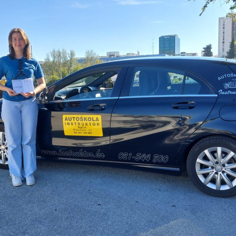 Školsko vozilo autoškole Instruktor Split – bočni pogled