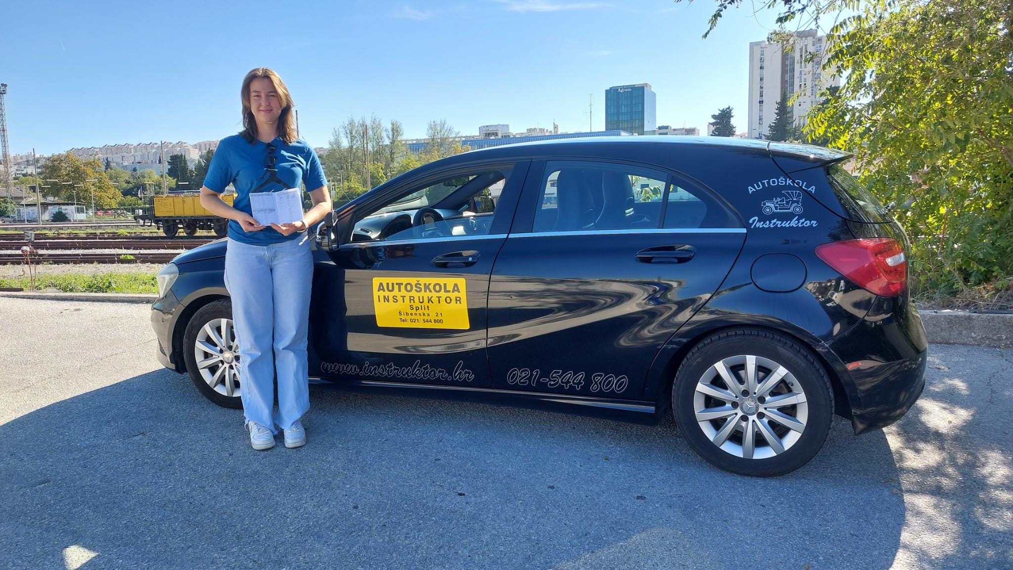 Školsko vozilo autoškole Instruktor Split – bočni pogled