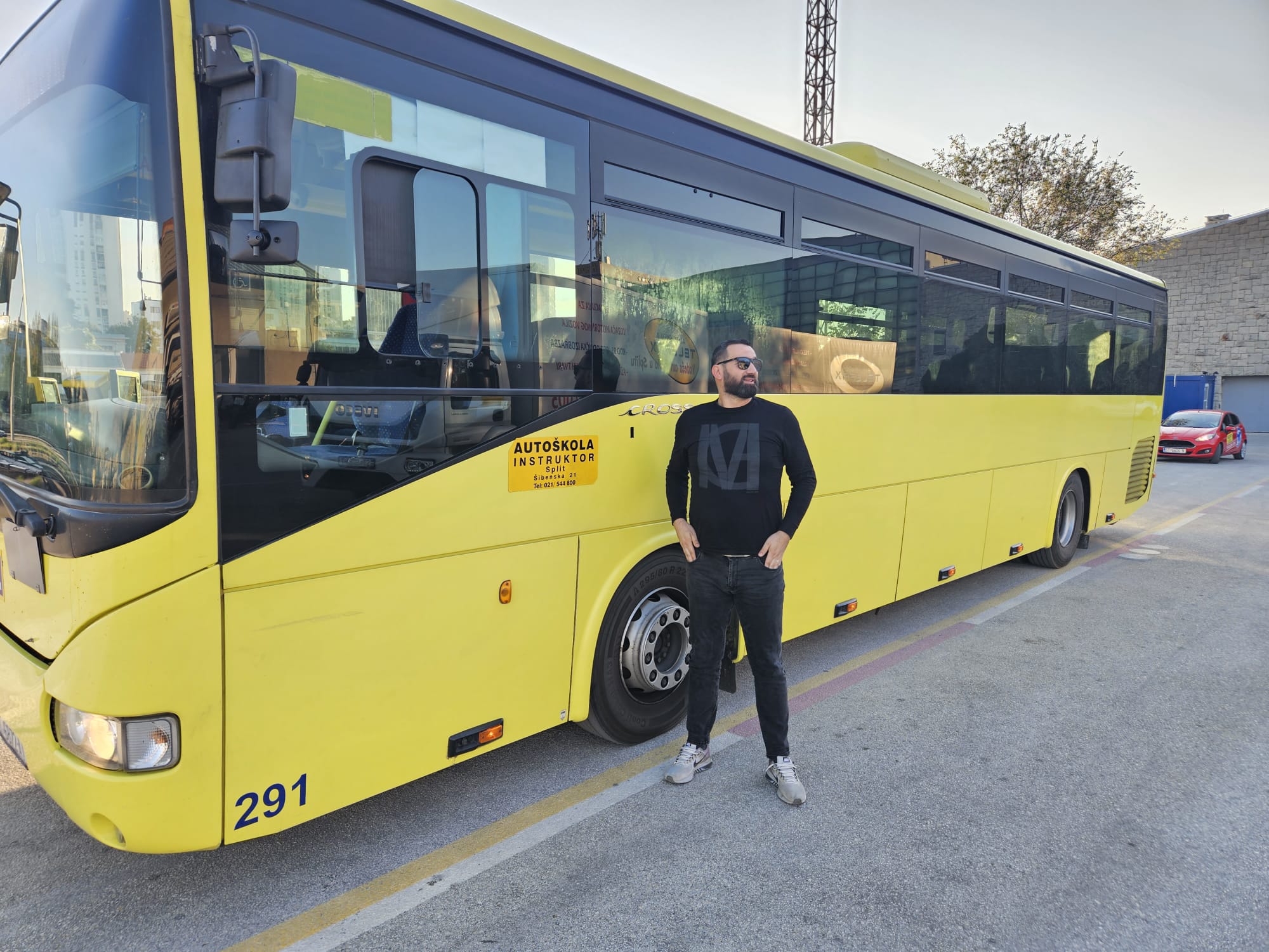 Kandidat ispred školskog autobusa autoškole Instruktor Split