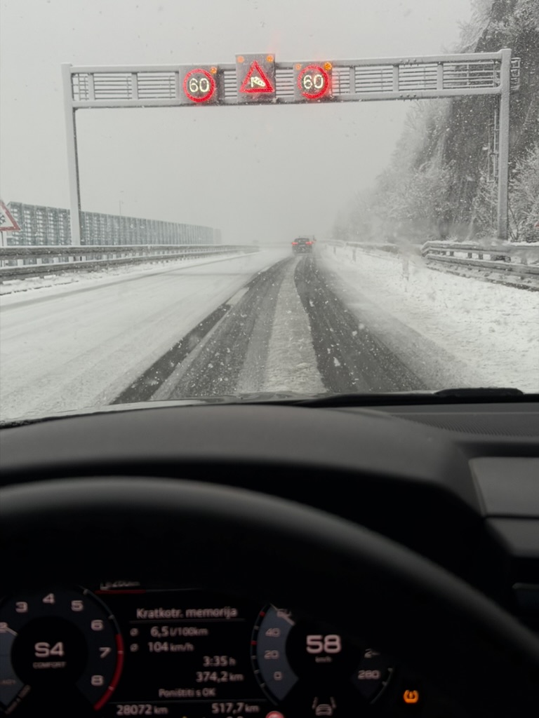 Snijeg na kolniku i tragovi kotača